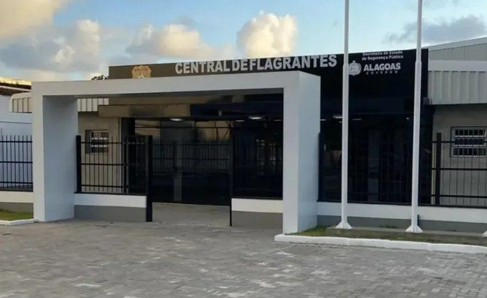 Motorista supostamente embriagado tenta dar 'carteirada' e é preso