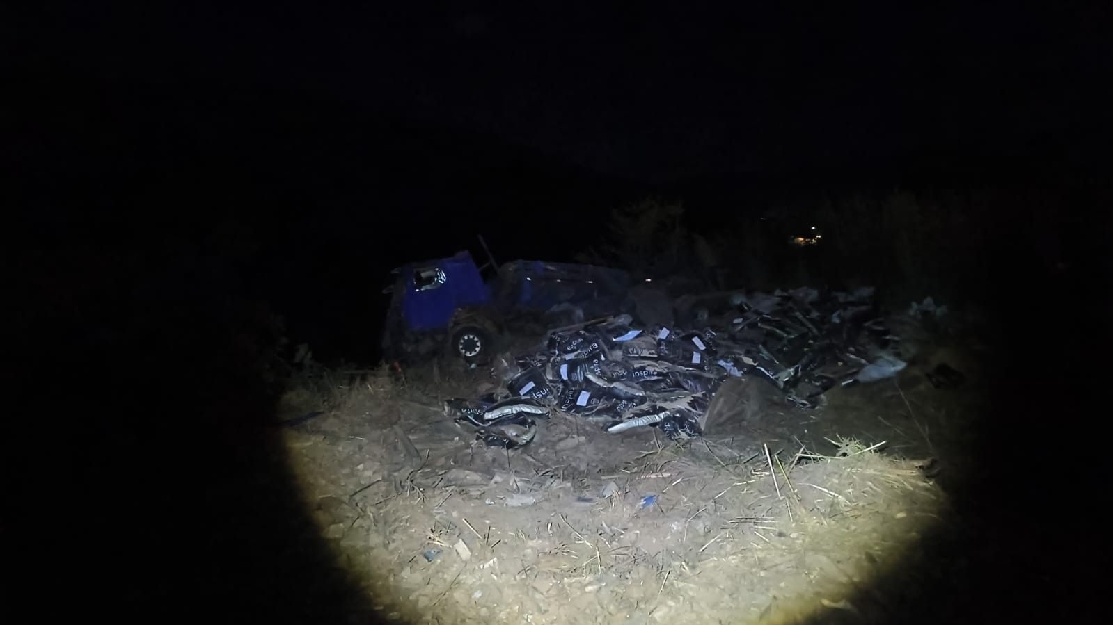 Motorista pula de caminhão em movimento e sobrevive a capotagem