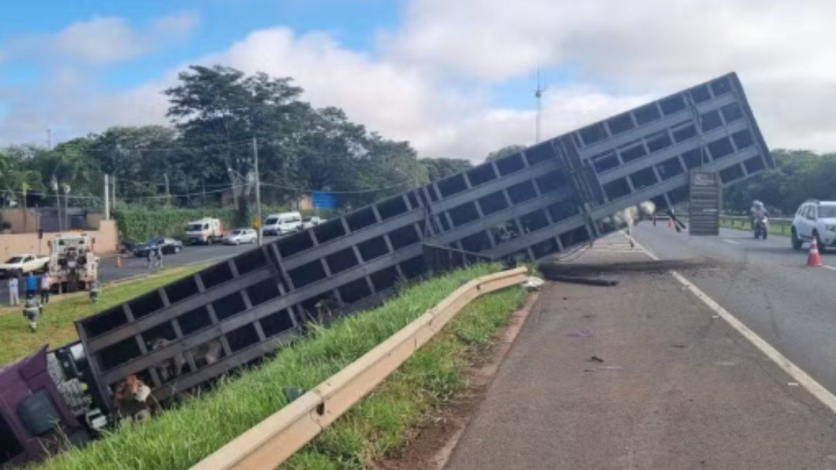 Caminhão tomba na BR-153 após colisão com carro