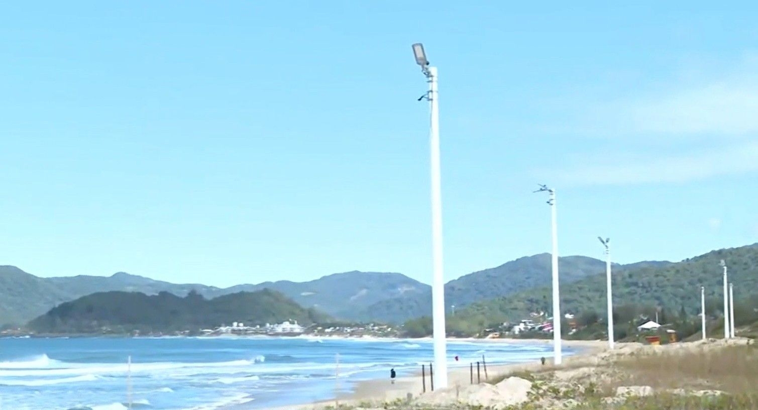 Justiça determina remoção de postes em praia de Florianópolis